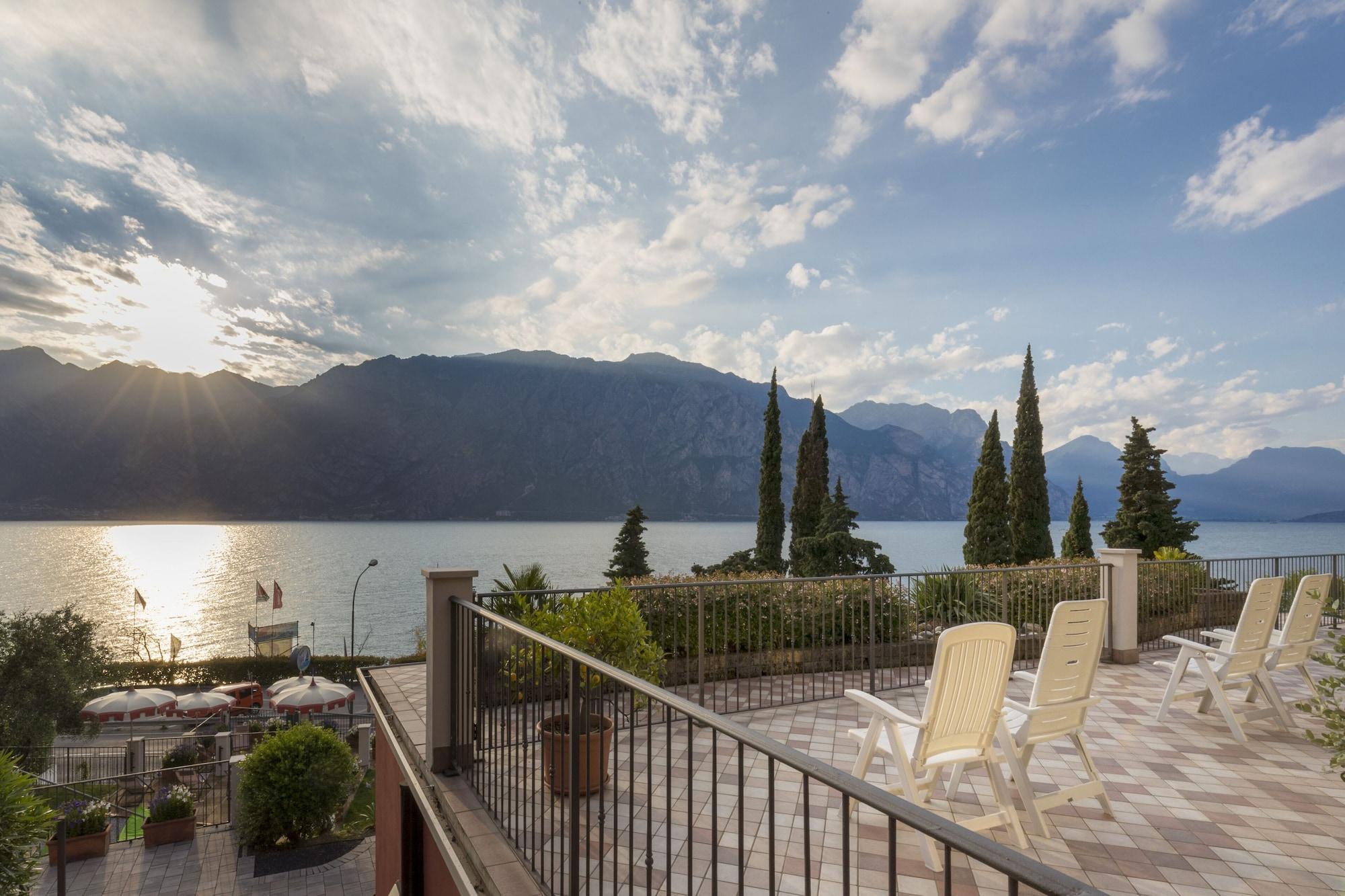 Hotel Oasi Beach Malcesine Bagian luar foto