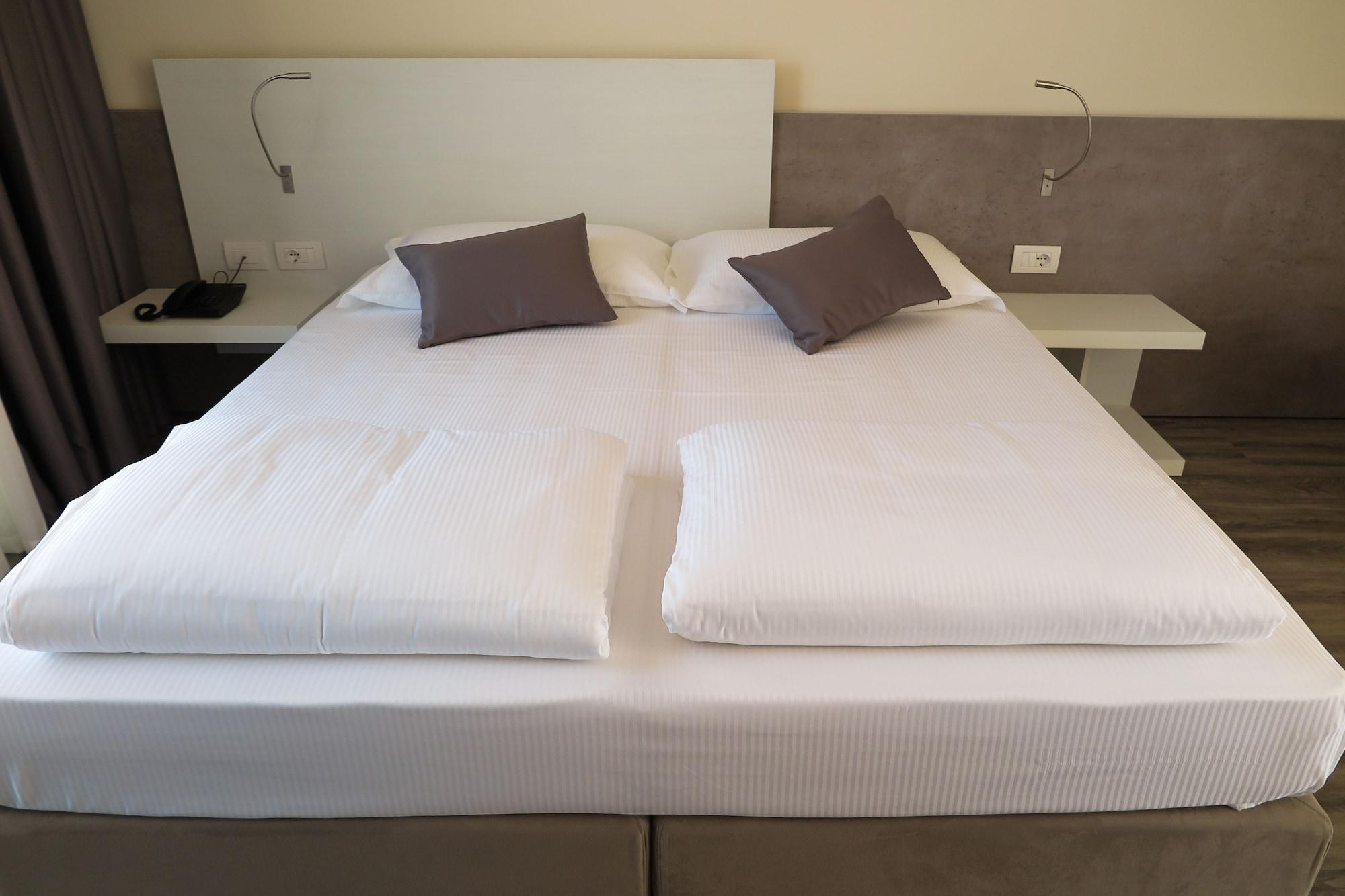 Hotel Oasi Beach Malcesine Bagian luar foto