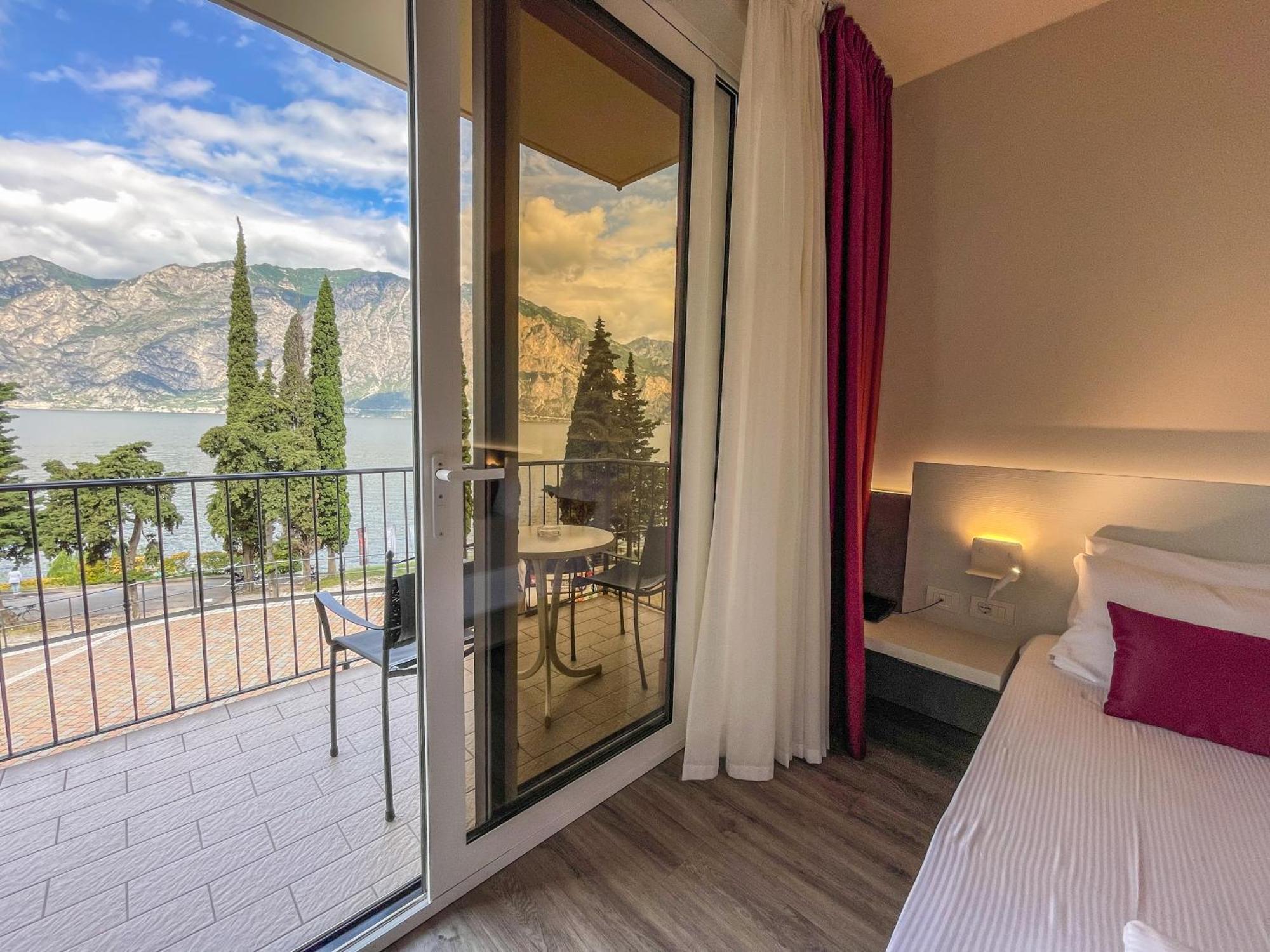 Hotel Oasi Beach Malcesine Bagian luar foto