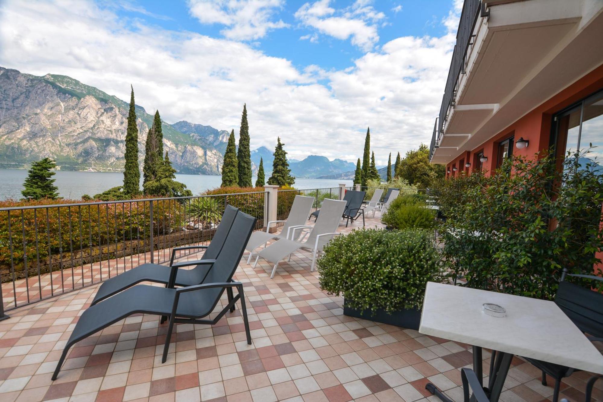 Hotel Oasi Beach Malcesine Bagian luar foto