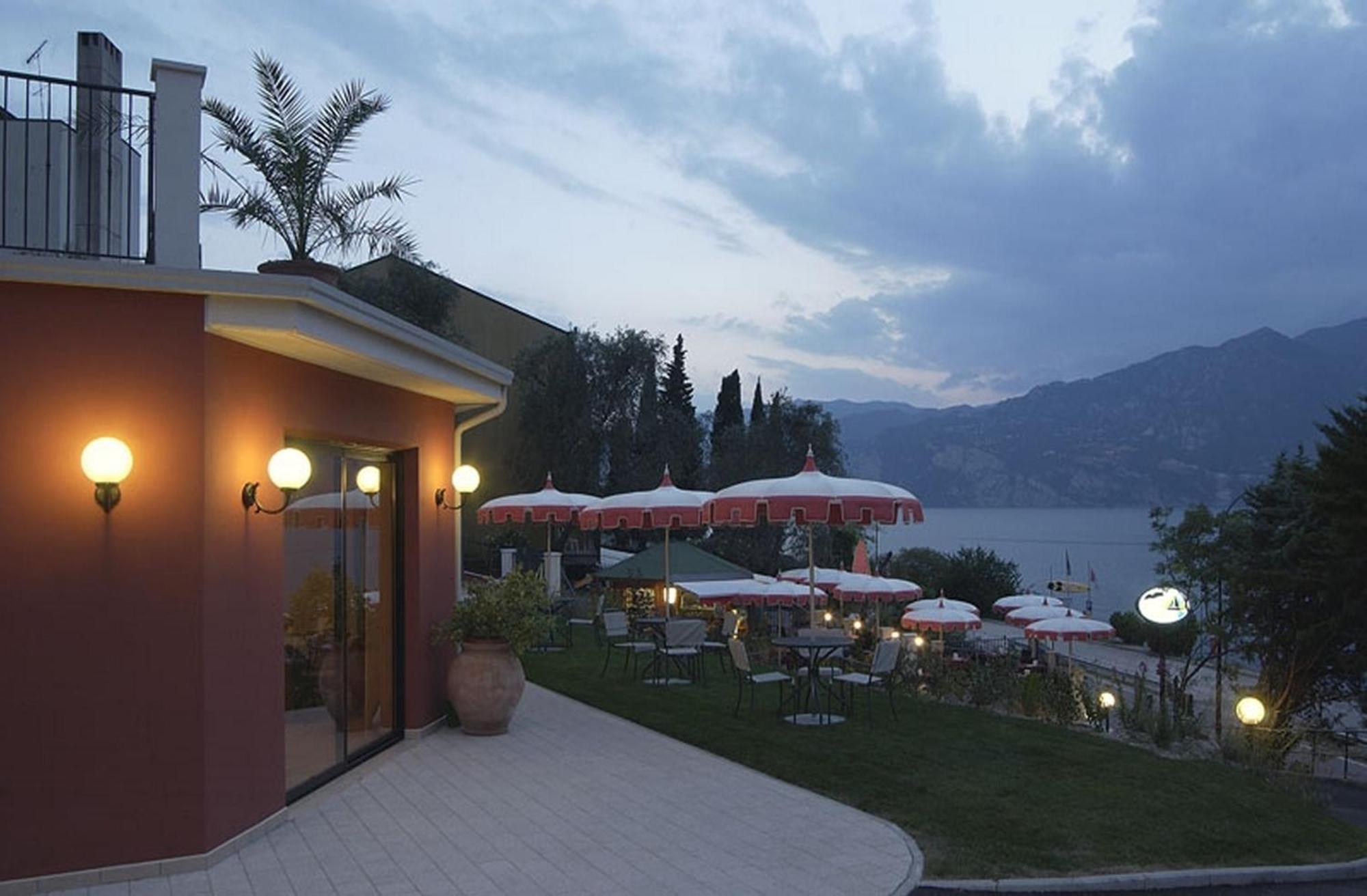 Hotel Oasi Beach Malcesine Bagian luar foto