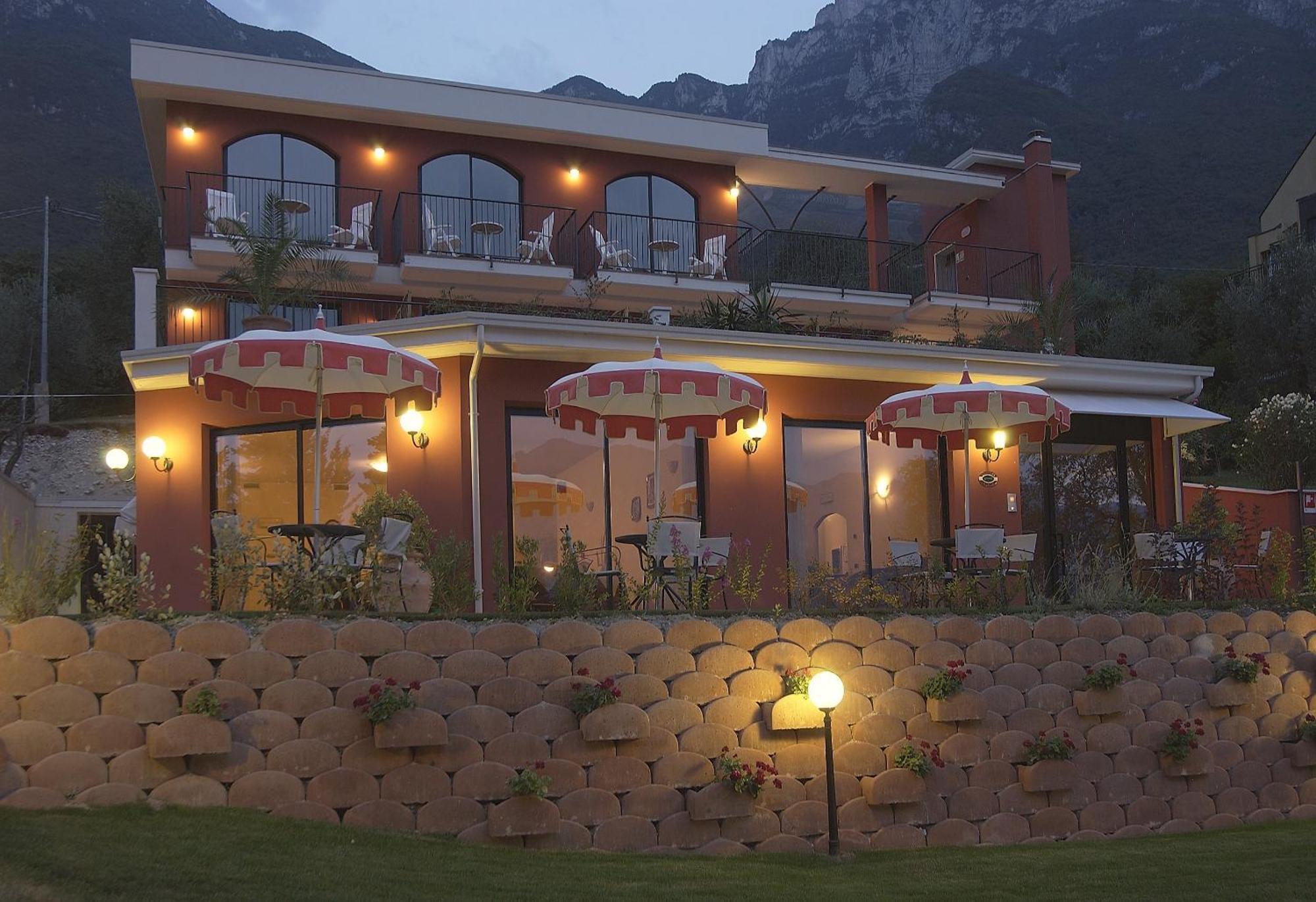 Hotel Oasi Beach Malcesine Bagian luar foto
