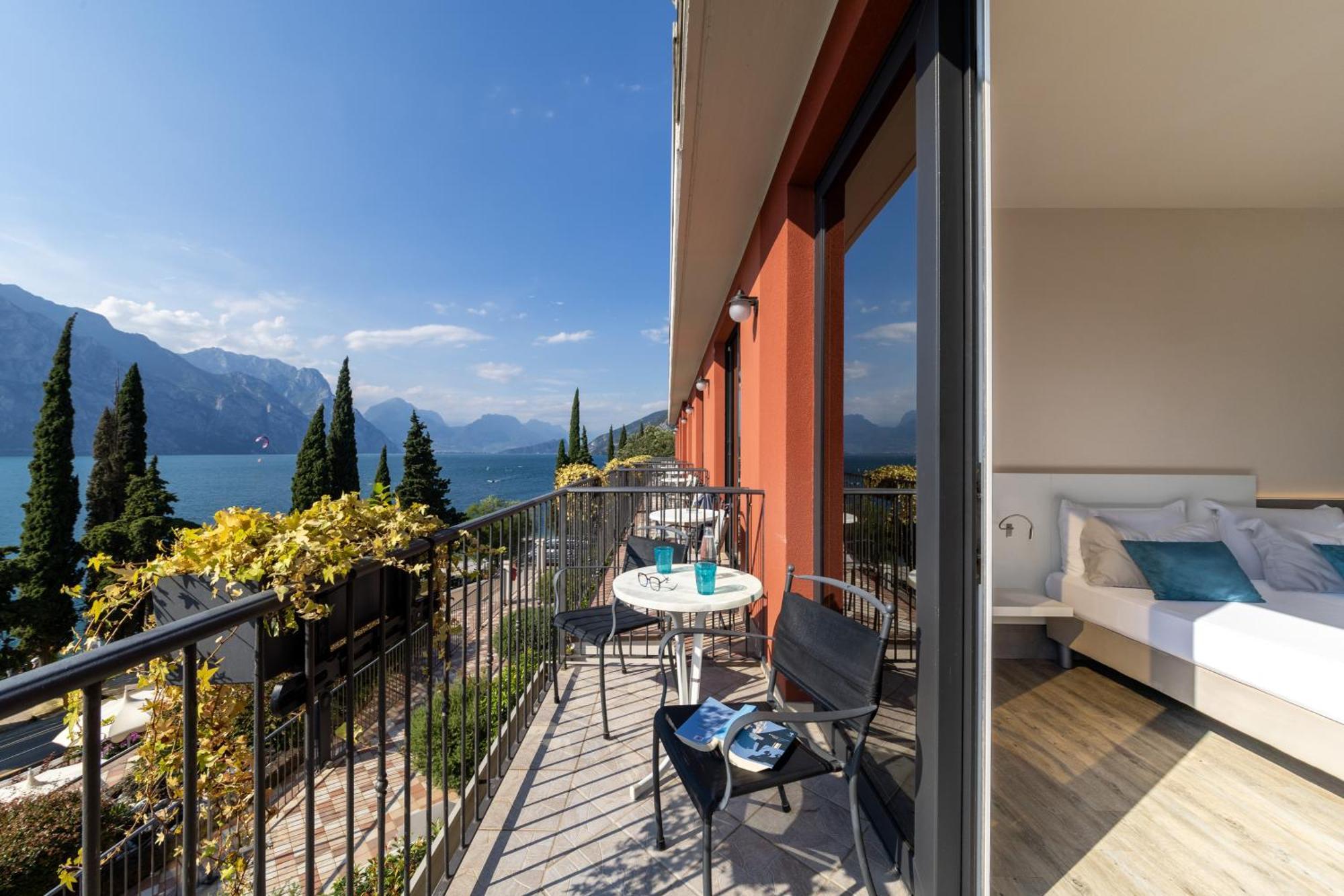 Hotel Oasi Beach Malcesine Bagian luar foto
